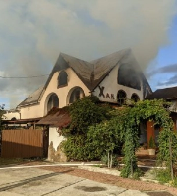 На Берегівщині рятувальники гасили пожежу у будівлі ресторану &quot;Хан&quot;