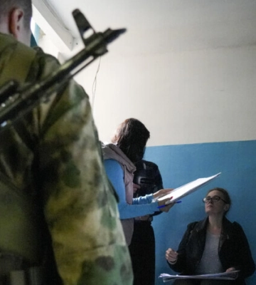 «Паспорт не нужен, придем с автоматом домой». Как проходит «референдум» в Луганской области