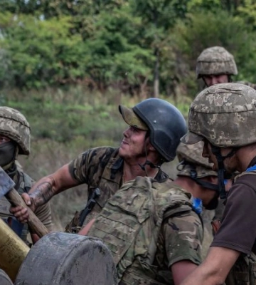 Встановлюється вогневий контроль над залізницею, якою окупанти підтягують резерви з Криму. Підтверджено контрольне ураження Каховського мосту, - ОК &quot;Південь&quot;