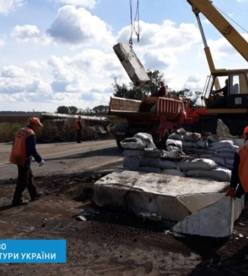 На єдиному вцілілому в’їзді до Балаклії провели аварійний ремонт