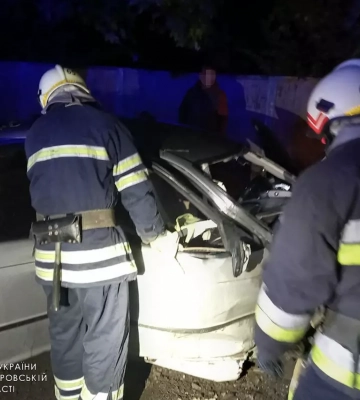 На Дніпропетровщині &quot;BMW&quot; влетів у дерево: відео з місця ДТП