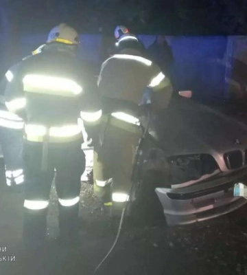 Під Дніпром автомобіль BMW під керуванням 20-річного водія протаранив дерево