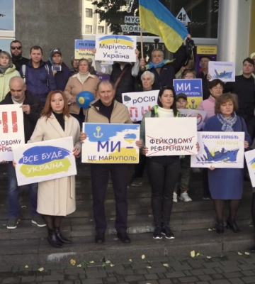 Переселенці з Донбасу провели акцію протесту проти проведення псевдореферендумів на окупованих територіях, - ВІДЕО