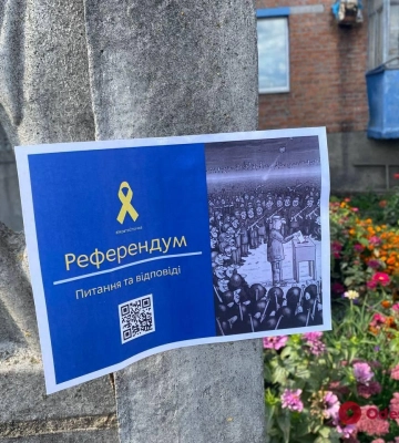Херсонские активисты расклеивают по всему городу листовки с призывом бойкотировать псевдореферендум