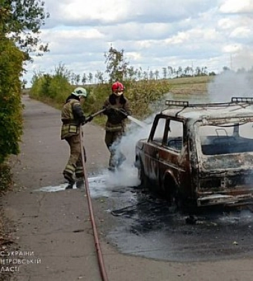 В Криворожском районе спасатели потушили горящий автомобиль