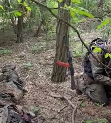 Бійці &quot;Азову&quot; ховають 6 окупантів, яких кинуло російське командування на Запоріжжі. ВIДЕО