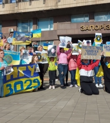 «Поверніть наших героїв»: у Запоріжжі пройшла акція підтримки полонених оборонців Маріуполя
