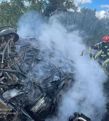 На Дніпропетровщині «ВАЗ» перекинувся та згорів із 3 людьми в салоні: фото