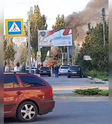 В окупованому Мелітополі прогриміли потужні вибухи, горить автомобіль