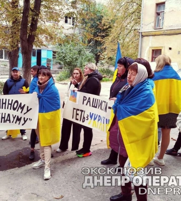 «Донбас був, є і буде Україною»: у Дніпрі та Слобожанському переселенці з Донецької області вийшли на мітинги проти референдумів