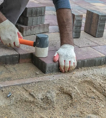 На перехресті чотирьох вулиць у Луцьку за пів мільйона зроблять тротуар