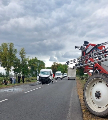 На Волині водій буса зіткнувся з трактором. Фото