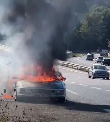 Коллекционный суперкар Ferrari сгорел дотла на ровном месте (видео)