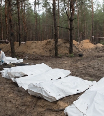 Правоохоронці ексгумували вже 146 тіл на місці масового поховання біля Ізюму, зокрема тіла двох дітей – Синєгубов