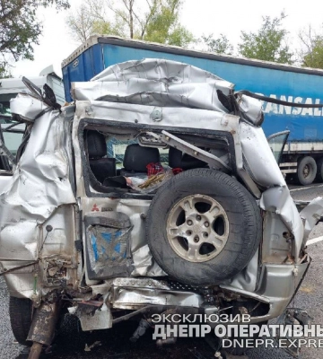 Під Дніпром зіткнулися фура та позашляховик: загинула людина