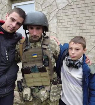 Боєць ТРО вперше після деокупації зустрівся з рідними у селі під Вовчанськом: відео до сліз