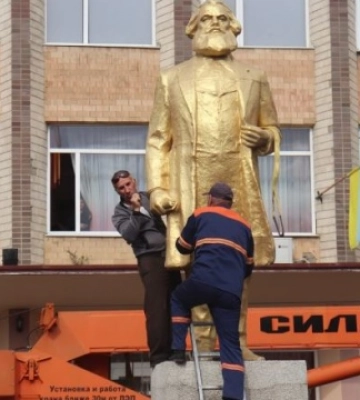 В Одесской области снесли памятник Марксу