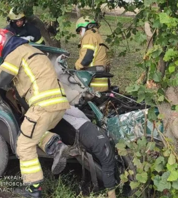 На Дніпропетровщині машина врізалася у дерево: є загиблі та постраждалі