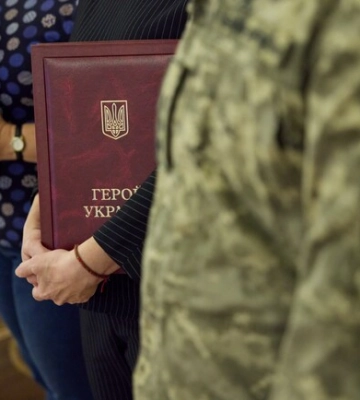 &quot;Золота зірка&quot; посмертно: матері загиблої медикині з Кривого Рогу вручили орден доньки