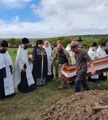 На Закарпатье и Днепропетровщине священники УПЦ отпели воинов ВСУ