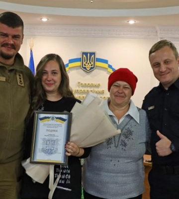 Не зліть українок. У Бердичеві дві жінки виявили у своїй квартирі грабіжника, обеззброїли його та передали поліції