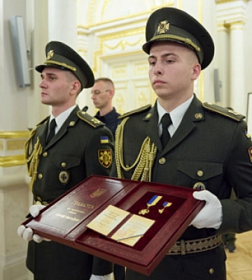 &quot;Золота зірка&quot; посмертно: матері загиблої медикині з Кривого Рогу вручили орден доньки