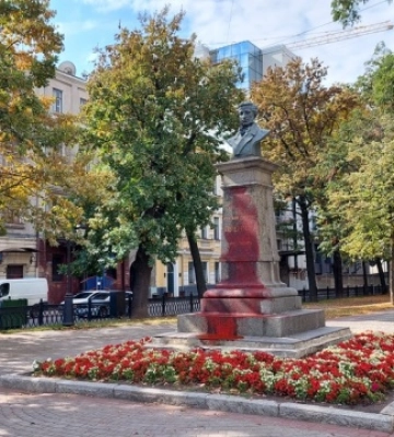 У Харкові пам’ятник Пушкіну облили червоною фарбою. ФОТОрепортаж
