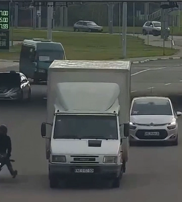 У Дніпрі на Слобожанському проспекті мотоцикліст упав головою під колеса вантажівки: відео моменту