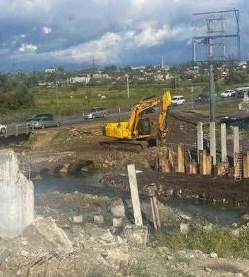 У Гостомелі будують ще одну тимчасову переправу через річку Ірпінь