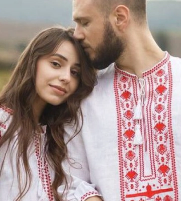 Турецькій компанії Baykar передали вишиті сорочки з малюнком із Сумщини