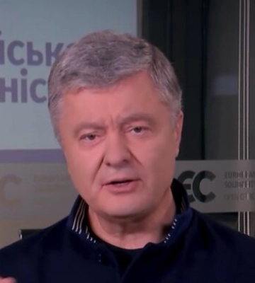 Порошенка іронічно привітали з днем народження: нагадали про ботоферму, піар на війні і цукерки в Білорусі