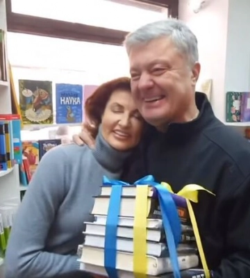 Марина Порошенко устроила мужу трогательный сюрприз в харьковском книжном магазине Vivat (Видео)