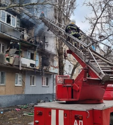 Оккупанты дважды обстреляли Николаев и Запорожье: ракеты ударили по жилым домам (видео)