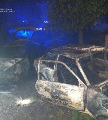 У селі на Волині вранці на одному обійсті загорілось два авто