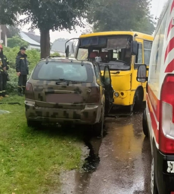 Шестеро людей постраждали в ДТП маршрутки і легковика в Рудному біля Львова
