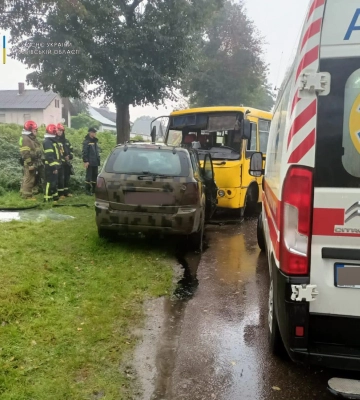 Пасажирку деблоковували з-під сидіння автобусу: в ДТП на Львівщині 7 постраждалих, двоє дітей