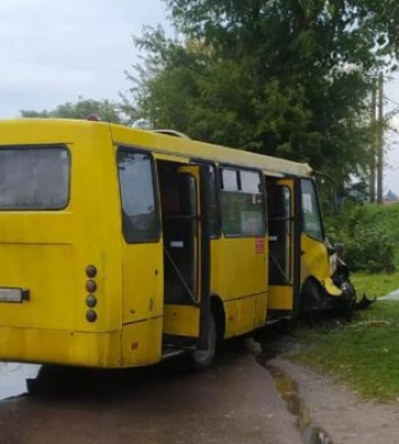На Львівщині рейсовий автобус потрапив у ДТП – серед постраждалих є діти