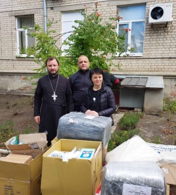 В Харькове священники УПЦ передали гуманитарную помощь медикам
