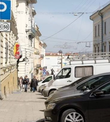 У центрі Чернівців облаштували дві платні парковки