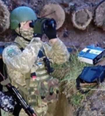 Щоб добре бачили окупантів: 9-річний хлопчик із Вараша купив захисникам бінокль