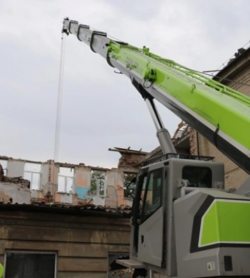 В Ізюмі демонтували аварійну телекомунікаційну вежу