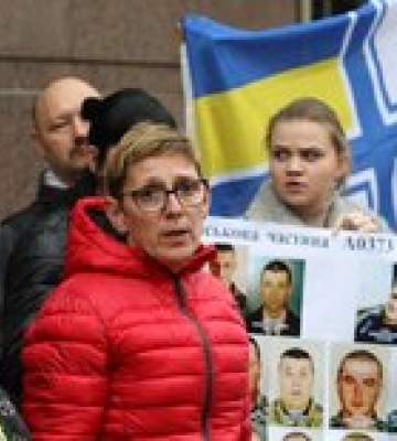 В Киеве родственники моряков, которые защищали Мариуполь, требовали их освобождения — фото