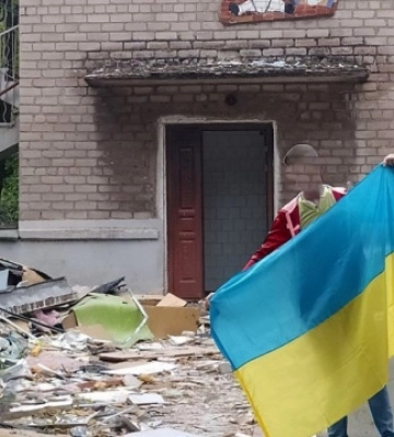 У Маріуполі учасник спротиву зробив кілька світлин із українським прапором