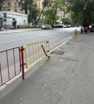 В Одесі комунальники відновили пошкоджене огородження