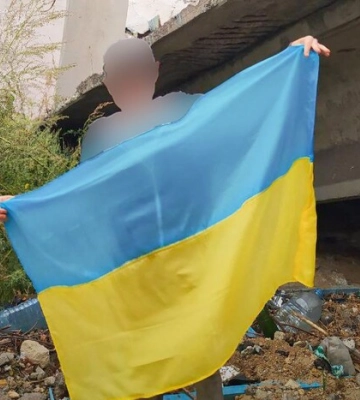 Під носом окупантів: у Маріуполі учасник спротиву зробив фото із українським прапором