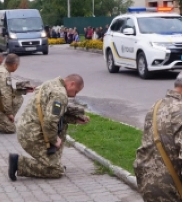 Загиблого воїна з Дубенщини зустріли на колінах