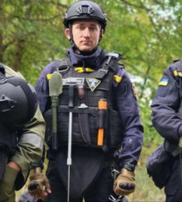 Закарпатські піротехніки розміновують землі Київської області (ФОТО)