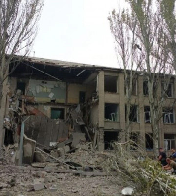 На Донеччині рашисти обстріляли школу, де ховалися цивільні 