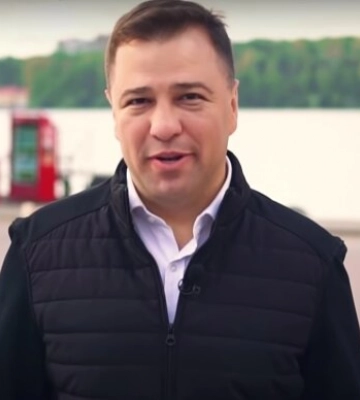 Звезда &quot;Однажды под Полтавой&quot; Виктор Гевко похвастался красавицей-женой и любимым сыном: &quot;Мои два сердечка&quot;