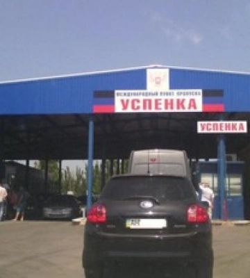 Щури біжать з корабля: на кордоні Донецької області з РФ утворився величезний затор, відео